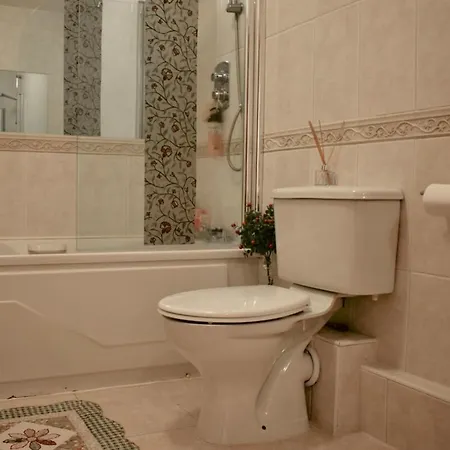 Delightful 1 Bedroom Central *