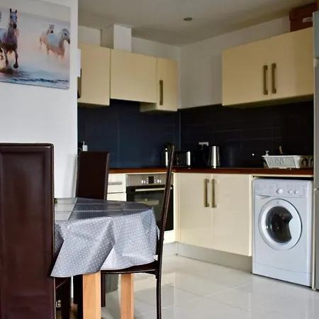 Delightful 1 Bedroom Central