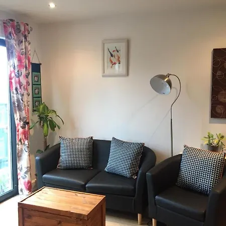 Delightful 1 Bedroom Central Lägenhet